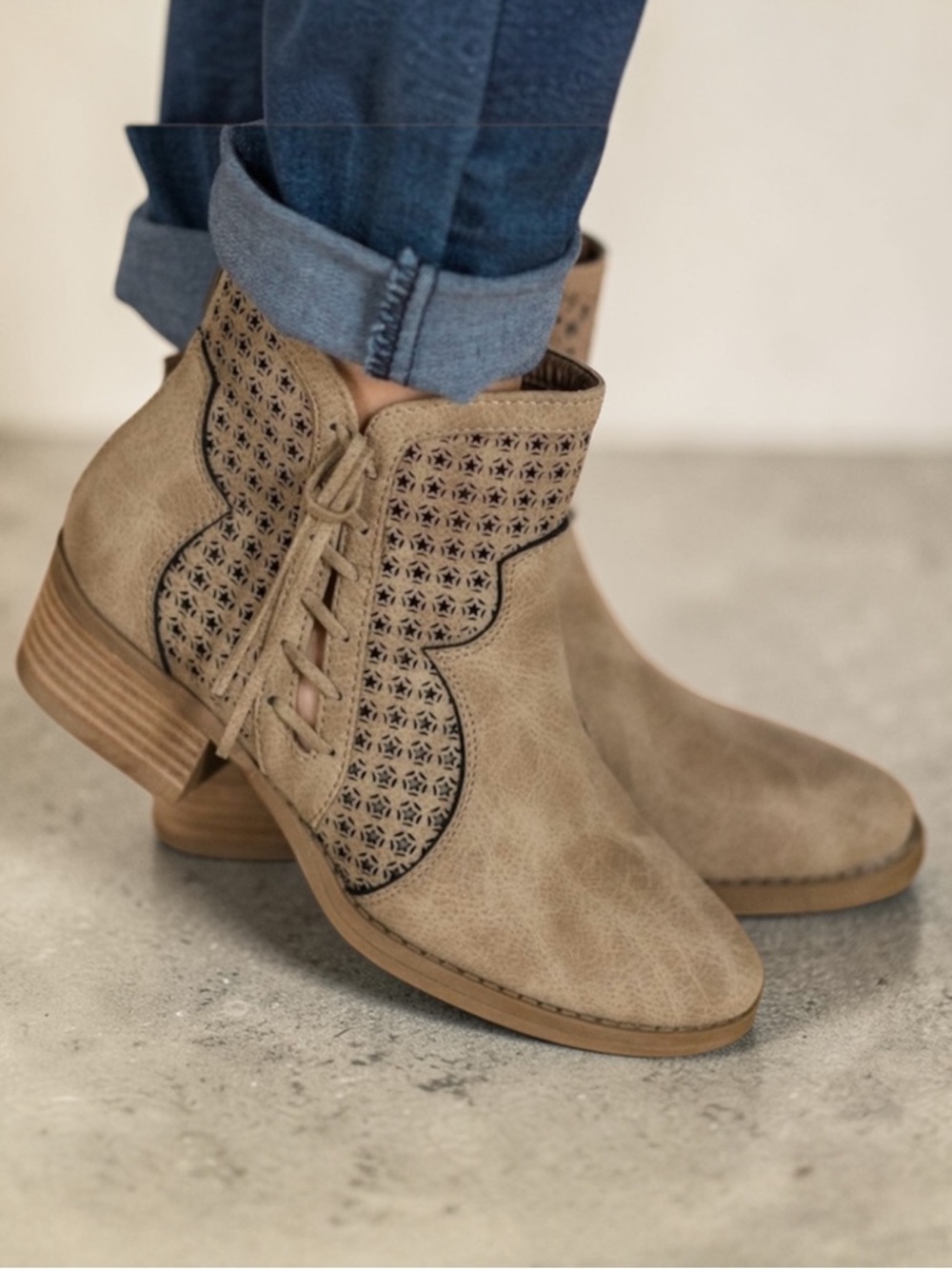 Very G Mata Vegan Suede Tan Tassle Back Zip Laser Cut Short Boots Womens size 9